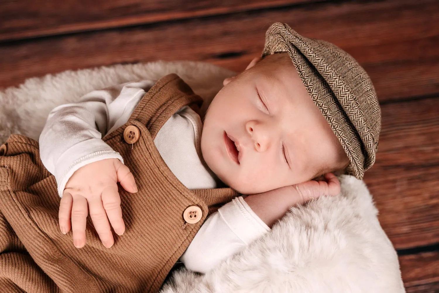 Neugeborenenporträts, Newborn-Shooting, Baby-Mütze, Handaufnahmen, Fußaufnahmen, Babyfotosession, Familienfotos, Detailaufnahmen, Babyporträts, Newborn-Fotografie, Erste Fotos, Meilensteine, Babyfüße, Babynase, Mini-Fotostudio, Babyhände, Babyfotos Rostock, Güstrow, Teterow, Lalendorf, Babygalerie, KMG Güstrow, Baby, Geschwister