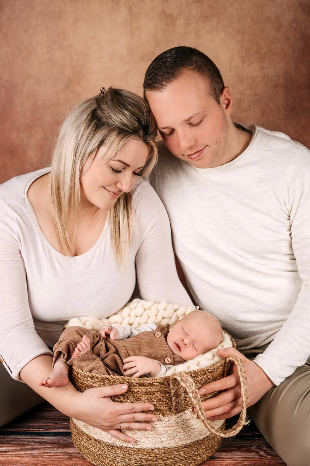 Neugeborenenporträts, Newborn-Shooting, Baby-Mütze, Handaufnahmen, Fußaufnahmen, Babyfotosession, Familienfotos, Detailaufnahmen, Babyporträts, Newborn-Fotografie, Erste Fotos, Meilensteine, Babyfüße, Babynase, Mini-Fotostudio, Babyhände, Babyfotos Rostock, Güstrow, Teterow, Lalendorf, Babygalerie, KMG Güstrow, Baby, Geschwister