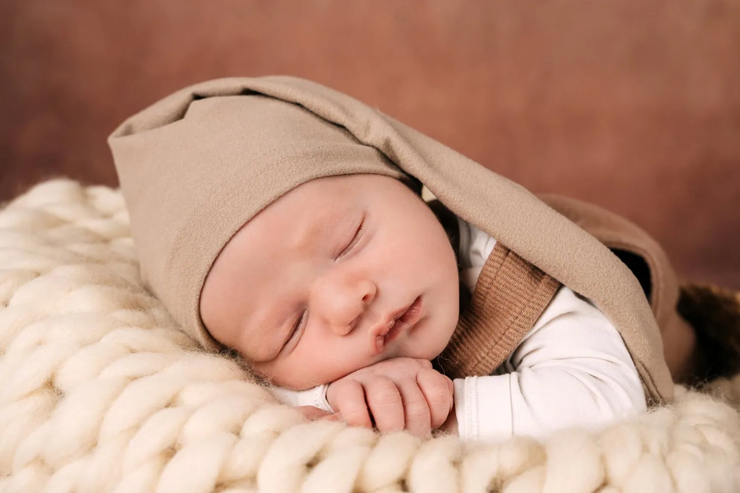 Neugeborenenporträts, Newborn-Shooting, Baby-Mütze, Handaufnahmen, Fußaufnahmen, Babyfotosession, Familienfotos, Detailaufnahmen, Babyporträts, Newborn-Fotografie, Erste Fotos, Meilensteine, Babyfüße, Babynase, Mini-Fotostudio, Babyhände, Babyfotos Rostock, Güstrow, Teterow, Lalendorf, Babygalerie, KMG Güstrow, Baby, Geschwister