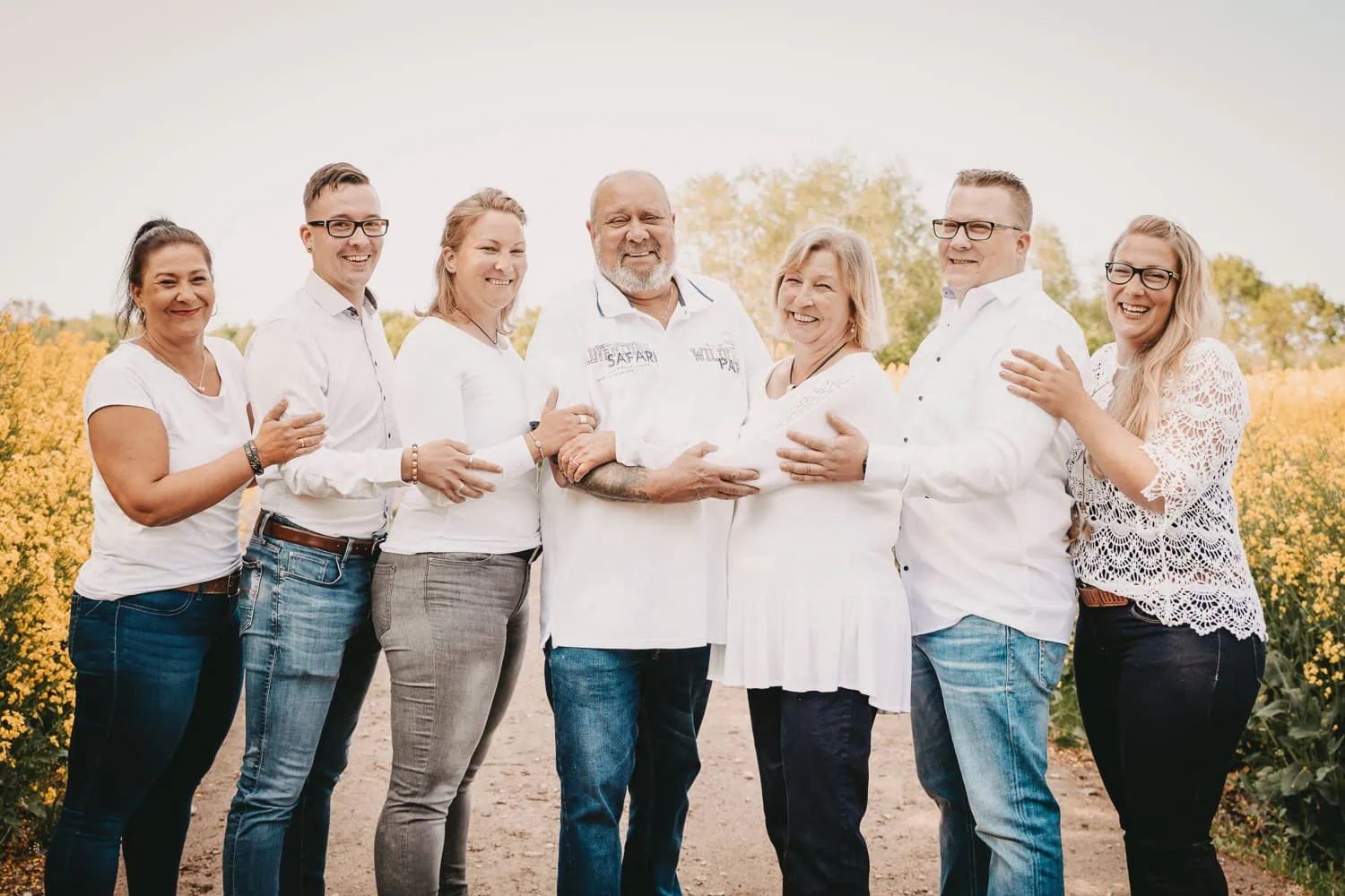 Babyfoto, Cousin, Cousine, Ehepartner, Eltern, Eltern-Kind-Foto, Emotionen, Enkel, Enkelkind, Familie, Familienerinnerungen, Familienfoto, Familienportrait Bilderrahmen, Fotobuch, Fotograf/in, Fotografie, Fotostudio, Fototermin, Geschwister, Geschwisterfoto, Großeltern, Gruppenfoto, Güstrow, Kamera, Kinder, Kreative Posen, Lächeln, Lachen, Lalendorf, Mini-Fotostudio, Mutter, MV, Onkel, Outdoor-Shooting, Outfits, Porträt, Rostock, Schnappschuss, Schwarz-Weiß-Fotografie, Schwiegereltern, Schwiegersohn, Schwiegertochter, Spontane Aufnahme, Stiefeltern, Studio, Tante, Teterow, Vater, Verwandte, Zeitlose Erinnerungen, Zusammenhalt
