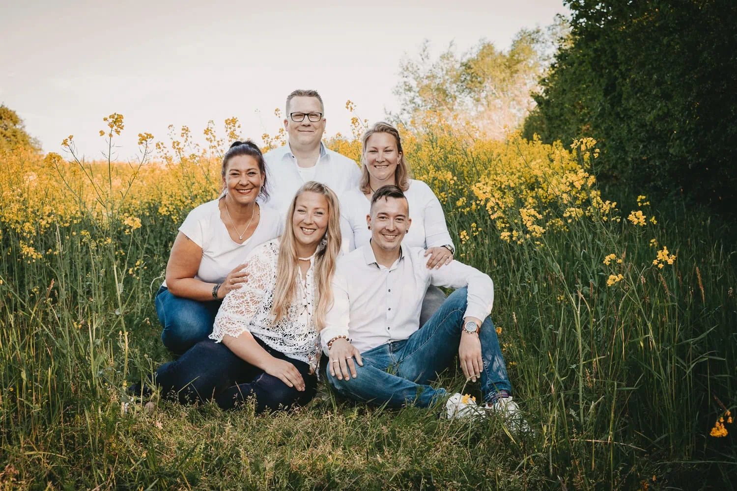 Babyfoto, Cousin, Cousine, Ehepartner, Eltern, Eltern-Kind-Foto, Emotionen, Enkel, Enkelkind, Familie, Familienerinnerungen, Familienfoto, Familienportrait Bilderrahmen, Fotobuch, Fotograf/in, Fotografie, Fotostudio, Fototermin, Geschwister, Geschwisterfoto, Großeltern, Gruppenfoto, Güstrow, Kamera, Kinder, Kreative Posen, Lächeln, Lachen, Lalendorf, Mini-Fotostudio, Mutter, MV, Onkel, Outdoor-Shooting, Outfits, Porträt, Rostock, Schnappschuss, Schwarz-Weiß-Fotografie, Schwiegereltern, Schwiegersohn, Schwiegertochter, Spontane Aufnahme, Stiefeltern, Studio, Tante, Teterow, Vater, Verwandte, Zeitlose Erinnerungen, Zusammenhalt