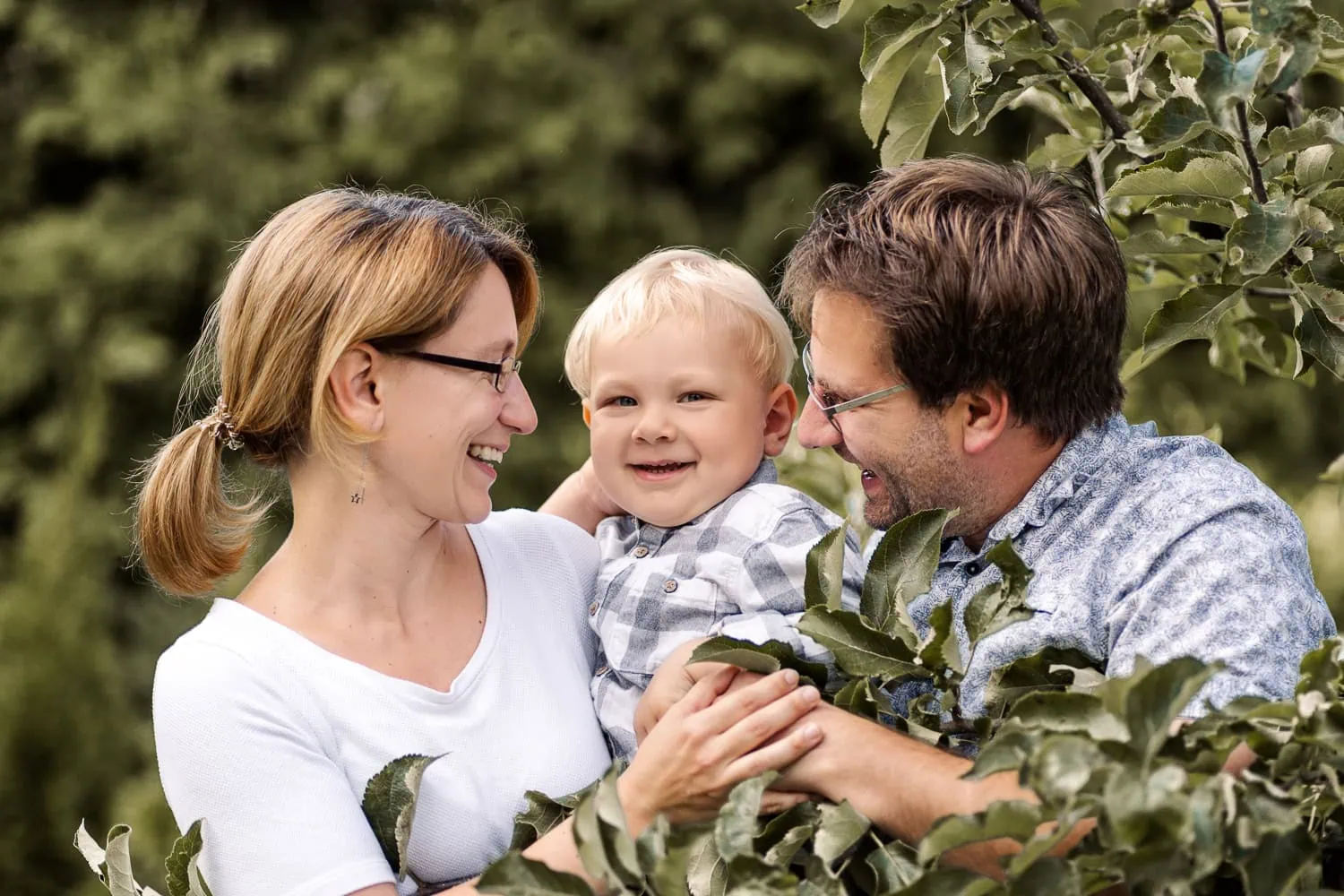 Babyfoto, Cousin, Cousine, Ehepartner, Eltern, Eltern-Kind-Foto, Emotionen, Enkel, Enkelkind, Familie, Familienerinnerungen, Familienfoto, Familienportrait Bilderrahmen, Fotobuch, Fotograf/in, Fotografie, Fotostudio, Fototermin, Geschwister, Geschwisterfoto, Großeltern, Gruppenfoto, Güstrow, Kamera, Kinder, Kreative Posen, Lächeln, Lachen, Lalendorf, Mini-Fotostudio, Mutter, MV, Onkel, Outdoor-Shooting, Outfits, Porträt, Rostock, Schnappschuss, Schwarz-Weiß-Fotografie, Schwiegereltern, Schwiegersohn, Schwiegertochter, Spontane Aufnahme, Stiefeltern, Studio, Tante, Teterow, Vater, Verwandte, Zeitlose Erinnerungen, Zusammenhalt