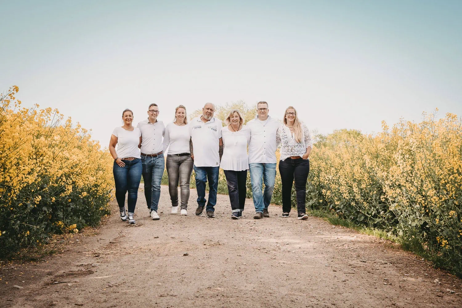Babyfoto, Cousin, Cousine, Ehepartner, Eltern, Eltern-Kind-Foto, Emotionen, Enkel, Enkelkind, Familie, Familienerinnerungen, Familienfoto, Familienportrait Bilderrahmen, Fotobuch, Fotograf/in, Fotografie, Fotostudio, Fototermin, Geschwister, Geschwisterfoto, Großeltern, Gruppenfoto, Güstrow, Kamera, Kinder, Kreative Posen, Lächeln, Lachen, Lalendorf, Mini-Fotostudio, Mutter, MV, Onkel, Outdoor-Shooting, Outfits, Porträt, Rostock, Schnappschuss, Schwarz-Weiß-Fotografie, Schwiegereltern, Schwiegersohn, Schwiegertochter, Spontane Aufnahme, Stiefeltern, Studio, Tante, Teterow, Vater, Verwandte, Zeitlose Erinnerungen, Zusammenhalt